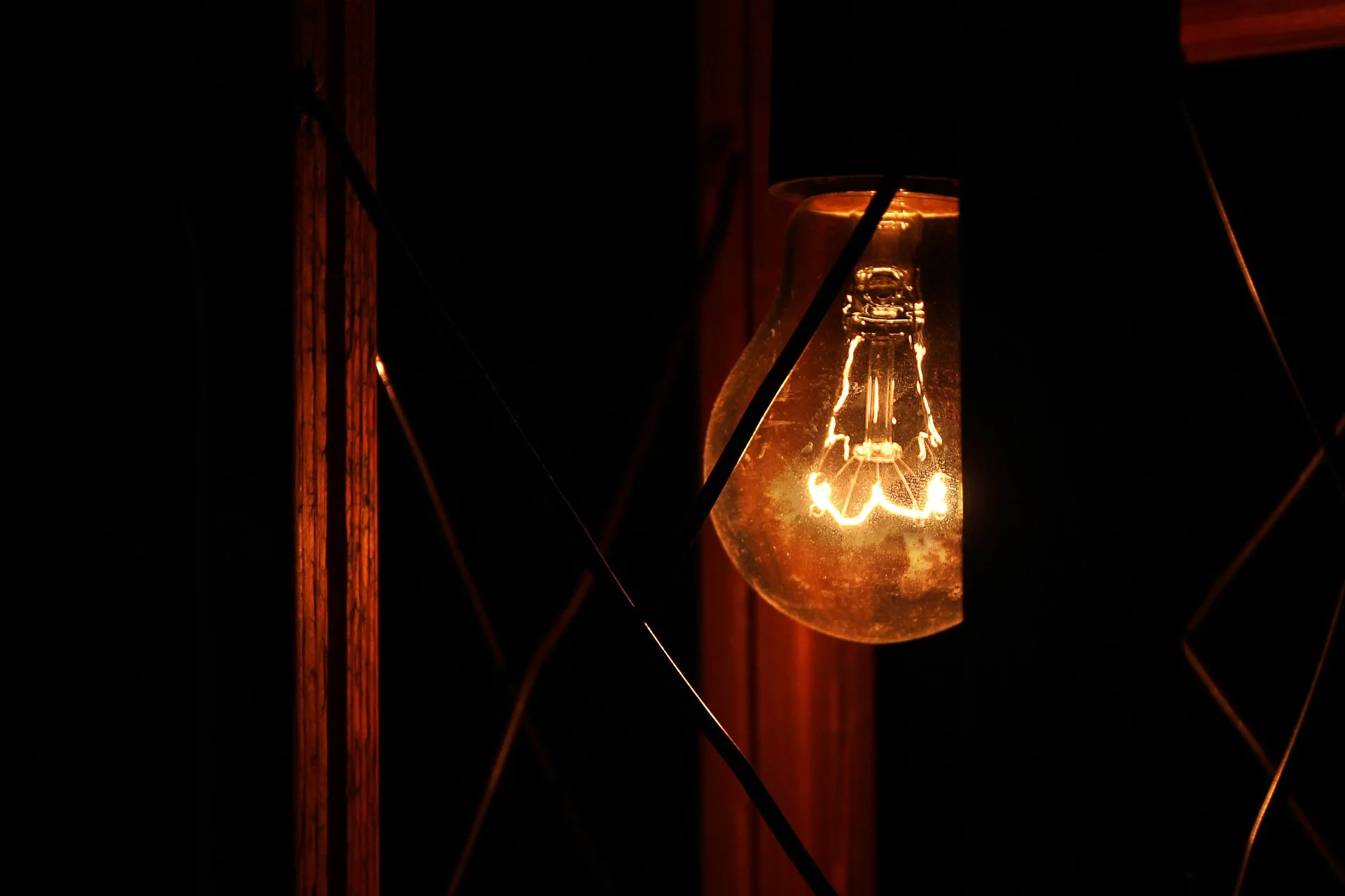 Lampka nocna przy łóżku dziecka
